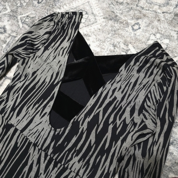 BCBGENERATION Black Grey Zebra Print Vneck Fitted Long Sleeve Mini Dress L - Picture 11 of 16